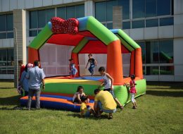 Sivil Animatör Eşliğinde Papyonlu Zıp Zıp Oyun Parkurunda Eğlenceli Anlar