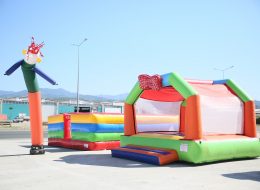 Papyonlu Zıpzıp papyonlu zıp zıp 3 İzmir Organizasyon Papyonlu zıp zıp şişme oyun parkurlarımızdan biri olup çocukların eğlenceli dakikalar geçirmesi için özel olarak tasarlanmış ve üç tarafı şeffaf tenteler ile kapatılmıştır. Ön tarafı ise açık bırakılmıştır. Üst tarafında bir papyon figürü bulunur. Bu parkura adını veren de bu papyon figürüdür. İç tarafında, çocuklar zıplayarak keyifli oyunlar oynarlar. İzmir Organizasyon, papyonlu zıp zıp kiralama hizmeti ile organizasyonlarınızı daha keyifli ve eğlenceli hale getirmektedir. Papyonlu zıp zıplar eğlenceli görüntüleri ile organizasyonlarınıza görsellik katarken, misafirlerinizin çocukları bu parkurlarda gönüllerince eğlenirler. Çocuklar parkurlarda eğlenirken siz de rahatlıkla organizasyonunuzun akışı ile ilgilenebilirsiniz. İzmir Organizasyon birinci kalite ve dayanıklı malzemeden üretilmiş şişme parkurlar kullanmaktadır. Talep ettiğiniz tüm şişme parkur hizmetlerimizi kendi depomuzdan pratik ve güvenli bir şekilde temin etmekteyiz. Talep ettiğiniz tarihte ve organizasyon da papyonlu zıpzıp ve tüm şişme oyun parkurlarımız ile sizlere hizmet vermeye hazırız. Organizasyonlarınızı yapacağınız mekanlarda profesyonel ekibimizce kurulumu sağlanmaktadır. İzmir Papyonlu Zıp Zıp Kiralama