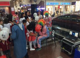 Park Bornova Avm Şenlik Organizasyonu park bornova avm senlik organizasyonu 3 İzmir Organizasyon Park Bornova Avm şenlik organizasyonu kapsamında İzmir Organizasyon firmamız yine renkli ve canlı bir organizasyon gerçekleştirdi. Şenlik organizasyonları adı üstünde eğlencenin, etkinliklerin fazla olduğu ve herkesin kendinden bir şeyler bulduğu organizasyonlardır. İzmir Organizasyon firmamızda festival ve şenlik organizasyonlarında profesyonel hizmet vermektedir. Şenlik organizasyonuna dair ihtiyacınız olan tüm hizmetleri firmamızdan temin edebilir ve kaliteli hizmet alabilirsiniz. Uzun yıllardır birlikte çalıştığımız Park Bornova Avm ile bu defa çocuklar için birlikteydik. Park Bornova Avm şenlik organizasyonu düzenlemek istediğini iletti organizasyon sorumlumuza ve bizlerde her zaman olduğu gibi organizasyonu nasıl daha eğlenceli ve farklı kılabileceğimizden bahsettik. Avm de düzenlenecek şenlik organizasyonuna ilgi ve katılım oldukça yoğun olacaktı. Çocukların eğlenceli vakit geçirmesini amaçlayarak animasyon ekibimizi farklı günlerde düzenlenecek etkinlik için yönlendirmeyi planladık. Yaptığımız görüşmelere istinaden, alana ses sistemi kurulumu ve yine çocuklar için animasyonlu yarışmalar düzenlemeyi önerdik. Organizasyon sorumlumuz Park Bornova Avm yetkilisi ile görüşmesi sonucunda organizasyon detaylarını netleştirdi ve bizlere keyifli bir etkinlik gerçekleştirmek kaldı. Palyaço Kiralama İzmir