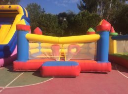 Parti Şatosu parti satosu 1 İzmir Organizasyon Parti şatosu şişme oyun parkuru hem adı hem de görüntüsü ile çocuklar da merak uyandırmaktadır. İzmir Organizasyon olarak sektördeki uzun yıllara dayanan deneyimlerimiz ile birçok organizasyon gerçekleştirmiş bulunmaktayız. Organizasyonlarınız için çeşitli hizmetler sağlıyoruz. Parti şatosu da şişme oyuncak hizmetlerimizden bir tanesidir. Eğlenceli anlar yaşayabileceğiniz şişme oyun parkurlarını İzmir Organizasyon firmamızdan temin edebilirsiniz. İzmir Organizasyon kaliteli hizmetleri, ekipmanları, profesyonel ekibi ile yanınızda. Bütün ekipmanlarımız özel olarak birinci kalite malzemelerden üretilmiştir. Tüm şişme oyuncaklar kendi depomuzda muhafaza edilmekte ve istediğiniz tarihte organizasyonlarınız için hazır hale getirilmektedir. Güvenilir ve sağlıklıdır. İzmir Organizasyon kalite ve güvencesi ile imal edilmiş şişme oyun parkurlarımız, organizasyonlarınıza katılan misafirlerinize maksimum güvenlikli, ve inanılmaz eğlenceli dakikalar yaşatır. Parti şatosu şişme oyun parkurumuz, tam bir şato görünümünü verir ve görüntüsü ile organizasyonlarınıza görsellik katar. Çocukların içerisinde keyif ile oyunlar oynayacağı, enerjik bir şekilde oynayıp zıplayacağı bir parkurdur. Şişme Oyun Parkuru Kiralama