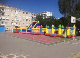 Parti Şatosu parti satosu İzmir Organizasyon Parti şatosu şişme oyun parkuru hem adı hem de görüntüsü ile çocuklar da merak uyandırmaktadır. İzmir Organizasyon olarak sektördeki uzun yıllara dayanan deneyimlerimiz ile birçok organizasyon gerçekleştirmiş bulunmaktayız. Organizasyonlarınız için çeşitli hizmetler sağlıyoruz. Parti şatosu da şişme oyuncak hizmetlerimizden bir tanesidir. Eğlenceli anlar yaşayabileceğiniz şişme oyun parkurlarını İzmir Organizasyon firmamızdan temin edebilirsiniz. İzmir Organizasyon kaliteli hizmetleri, ekipmanları, profesyonel ekibi ile yanınızda. Bütün ekipmanlarımız özel olarak birinci kalite malzemelerden üretilmiştir. Tüm şişme oyuncaklar kendi depomuzda muhafaza edilmekte ve istediğiniz tarihte organizasyonlarınız için hazır hale getirilmektedir. Güvenilir ve sağlıklıdır. İzmir Organizasyon kalite ve güvencesi ile imal edilmiş şişme oyun parkurlarımız, organizasyonlarınıza katılan misafirlerinize maksimum güvenlikli, ve inanılmaz eğlenceli dakikalar yaşatır. Parti şatosu şişme oyun parkurumuz, tam bir şato görünümünü verir ve görüntüsü ile organizasyonlarınıza görsellik katar. Çocukların içerisinde keyif ile oyunlar oynayacağı, enerjik bir şekilde oynayıp zıplayacağı bir parkurdur. Şişme Zıpzıp Kiralama