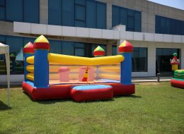 Parti Şatosu parti satosu İzmir Organizasyon Parti şatosu şişme oyun parkuru hem adı hem de görüntüsü ile çocuklar da merak uyandırmaktadır. İzmir Organizasyon olarak sektördeki uzun yıllara dayanan deneyimlerimiz ile birçok organizasyon gerçekleştirmiş bulunmaktayız. Organizasyonlarınız için çeşitli hizmetler sağlıyoruz. Parti şatosu da şişme oyuncak hizmetlerimizden bir tanesidir. Eğlenceli anlar yaşayabileceğiniz şişme oyun parkurlarını İzmir Organizasyon firmamızdan temin edebilirsiniz. İzmir Organizasyon kaliteli hizmetleri, ekipmanları, profesyonel ekibi ile yanınızda. Bütün ekipmanlarımız özel olarak birinci kalite malzemelerden üretilmiştir. Tüm şişme oyuncaklar kendi depomuzda muhafaza edilmekte ve istediğiniz tarihte organizasyonlarınız için hazır hale getirilmektedir. Güvenilir ve sağlıklıdır. İzmir Organizasyon kalite ve güvencesi ile imal edilmiş şişme oyun parkurlarımız, organizasyonlarınıza katılan misafirlerinize maksimum güvenlikli, ve inanılmaz eğlenceli dakikalar yaşatır. Parti şatosu şişme oyun parkurumuz, tam bir şato görünümünü verir ve görüntüsü ile organizasyonlarınıza görsellik katar. Çocukların içerisinde keyif ile oyunlar oynayacağı, enerjik bir şekilde oynayıp zıplayacağı bir parkurdur. Parti Şatosu Şişme Zıp Zıp Kiralama İzmir