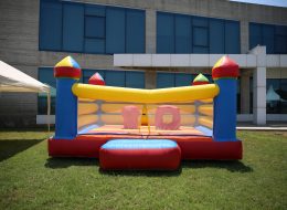 Parti Şatosu parti satosu 5 İzmir Organizasyon Parti şatosu şişme oyun parkuru hem adı hem de görüntüsü ile çocuklar da merak uyandırmaktadır. İzmir Organizasyon olarak sektördeki uzun yıllara dayanan deneyimlerimiz ile birçok organizasyon gerçekleştirmiş bulunmaktayız. Organizasyonlarınız için çeşitli hizmetler sağlıyoruz. Parti şatosu da şişme oyuncak hizmetlerimizden bir tanesidir. Eğlenceli anlar yaşayabileceğiniz şişme oyun parkurlarını İzmir Organizasyon firmamızdan temin edebilirsiniz. İzmir Organizasyon kaliteli hizmetleri, ekipmanları, profesyonel ekibi ile yanınızda. Bütün ekipmanlarımız özel olarak birinci kalite malzemelerden üretilmiştir. Tüm şişme oyuncaklar kendi depomuzda muhafaza edilmekte ve istediğiniz tarihte organizasyonlarınız için hazır hale getirilmektedir. Güvenilir ve sağlıklıdır. İzmir Organizasyon kalite ve güvencesi ile imal edilmiş şişme oyun parkurlarımız, organizasyonlarınıza katılan misafirlerinize maksimum güvenlikli, ve inanılmaz eğlenceli dakikalar yaşatır. Parti şatosu şişme oyun parkurumuz, tam bir şato görünümünü verir ve görüntüsü ile organizasyonlarınıza görsellik katar. Çocukların içerisinde keyif ile oyunlar oynayacağı, enerjik bir şekilde oynayıp zıplayacağı bir parkurdur. Zıp Zıp Şişme Oyun Parkuru Kiralama İzmir