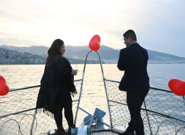 Pasaport Çıkışlı Teknede Evlenme Teklifi Organizasyonu Paketi pasaport cikisli tekne organizasyonu 2 İzmir Organizasyon Pasaport çıkışlı teknede evlenme teklifi organizasyonu macera ve sürpriz sevenler çiftler için oluşturduğumuz evlilik teklifi organizasyonu paketlerimizden biridir. Sevdiğiniz kişiyi önce şaşırtıp sonra çok mutlu edeceksiniz. Yer volkanı gösterileri, isminizin anons edilmesi, tekne turu, müzik ve daha birçok şeyi bu pakette bulabilirsiniz. Hayatınızın en önemli sorularından birini, aksiyonlu ve romantik bir şekilde sormak isterseniz, sizi film setlerini aratmayacak olan Pasaport çıkışlı teknede evlenme teklifi organizasyonu maceramıza davet ediyoruz. İzmir masmavi sularına karşı, dalga sesleri eşliğinde romantik bir evlilik teklifi organizasyonu hazırlıyoruz. Sevdiğiniz kadının unutamayacağı, sıra dışı bir evlilik teklifi organizasyonu gerçekleştirmek için İzmir Organizasyon firmamızdan profesyonel hizmet alabilirsiniz. Ayrıntılı bilgi almak için evlilikteklifi.com sitemizi ziyaret edebilir ya da İzmir Organizasyon müşteri temsilcimize ulaşabilirsiniz. Evlilik Teklifini ve Evet Cevabını Şampanya Patlatarak Kutlama
