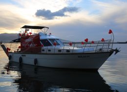 Pasaport Çıkışlı Teknede Evlenme Teklifi Organizasyonu Paketi pasaport cikisli tekne organizasyonu İzmir Organizasyon Pasaport çıkışlı teknede evlenme teklifi organizasyonu macera ve sürpriz sevenler çiftler için oluşturduğumuz evlilik teklifi organizasyonu paketlerimizden biridir. Sevdiğiniz kişiyi önce şaşırtıp sonra çok mutlu edeceksiniz. Yer volkanı gösterileri, isminizin anons edilmesi, tekne turu, müzik ve daha birçok şeyi bu pakette bulabilirsiniz. Hayatınızın en önemli sorularından birini, aksiyonlu ve romantik bir şekilde sormak isterseniz, sizi film setlerini aratmayacak olan Pasaport çıkışlı teknede evlenme teklifi organizasyonu maceramıza davet ediyoruz. İzmir masmavi sularına karşı, dalga sesleri eşliğinde romantik bir evlilik teklifi organizasyonu hazırlıyoruz. Sevdiğiniz kadının unutamayacağı, sıra dışı bir evlilik teklifi organizasyonu gerçekleştirmek için İzmir Organizasyon firmamızdan profesyonel hizmet alabilirsiniz. Ayrıntılı bilgi almak için evlilikteklifi.com sitemizi ziyaret edebilir ya da İzmir Organizasyon müşteri temsilcimize ulaşabilirsiniz. Teknede Evlilik Teklifi Organizasyonu İzmir