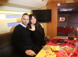 Pasaport Çıkışlı Teknede Evlenme Teklifi Organizasyonu Paketi pasaport cikisli tekne organizasyonu 3 İzmir Organizasyon Pasaport çıkışlı teknede evlenme teklifi organizasyonu macera ve sürpriz sevenler çiftler için oluşturduğumuz evlilik teklifi organizasyonu paketlerimizden biridir. Sevdiğiniz kişiyi önce şaşırtıp sonra çok mutlu edeceksiniz. Yer volkanı gösterileri, isminizin anons edilmesi, tekne turu, müzik ve daha birçok şeyi bu pakette bulabilirsiniz. Hayatınızın en önemli sorularından birini, aksiyonlu ve romantik bir şekilde sormak isterseniz, sizi film setlerini aratmayacak olan Pasaport çıkışlı teknede evlenme teklifi organizasyonu maceramıza davet ediyoruz. İzmir masmavi sularına karşı, dalga sesleri eşliğinde romantik bir evlilik teklifi organizasyonu hazırlıyoruz. Sevdiğiniz kadının unutamayacağı, sıra dışı bir evlilik teklifi organizasyonu gerçekleştirmek için İzmir Organizasyon firmamızdan profesyonel hizmet alabilirsiniz. Ayrıntılı bilgi almak için evlilikteklifi.com sitemizi ziyaret edebilir ya da İzmir Organizasyon müşteri temsilcimize ulaşabilirsiniz. Romantik Evlilik Teklifi Organizasyonu İzmir