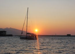 Pasaport Çıkışlı Teknede Evlenme Teklifi Organizasyonu Paketi pasaport cikisli tekne organizasyonu 4 İzmir Organizasyon Pasaport çıkışlı teknede evlenme teklifi organizasyonu macera ve sürpriz sevenler çiftler için oluşturduğumuz evlilik teklifi organizasyonu paketlerimizden biridir. Sevdiğiniz kişiyi önce şaşırtıp sonra çok mutlu edeceksiniz. Yer volkanı gösterileri, isminizin anons edilmesi, tekne turu, müzik ve daha birçok şeyi bu pakette bulabilirsiniz. Hayatınızın en önemli sorularından birini, aksiyonlu ve romantik bir şekilde sormak isterseniz, sizi film setlerini aratmayacak olan Pasaport çıkışlı teknede evlenme teklifi organizasyonu maceramıza davet ediyoruz. İzmir masmavi sularına karşı, dalga sesleri eşliğinde romantik bir evlilik teklifi organizasyonu hazırlıyoruz. Sevdiğiniz kadının unutamayacağı, sıra dışı bir evlilik teklifi organizasyonu gerçekleştirmek için İzmir Organizasyon firmamızdan profesyonel hizmet alabilirsiniz. Ayrıntılı bilgi almak için evlilikteklifi.com sitemizi ziyaret edebilir ya da İzmir Organizasyon müşteri temsilcimize ulaşabilirsiniz. Gün Batımında Teknede Evlilik Teklifi Organizasyonu