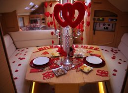 Pasaport Çıkışlı Teknede Evlenme Teklifi Organizasyonu Paketi pasaport cikisli tekne organizasyonu 5 İzmir Organizasyon Pasaport çıkışlı teknede evlenme teklifi organizasyonu macera ve sürpriz sevenler çiftler için oluşturduğumuz evlilik teklifi organizasyonu paketlerimizden biridir. Sevdiğiniz kişiyi önce şaşırtıp sonra çok mutlu edeceksiniz. Yer volkanı gösterileri, isminizin anons edilmesi, tekne turu, müzik ve daha birçok şeyi bu pakette bulabilirsiniz. Hayatınızın en önemli sorularından birini, aksiyonlu ve romantik bir şekilde sormak isterseniz, sizi film setlerini aratmayacak olan Pasaport çıkışlı teknede evlenme teklifi organizasyonu maceramıza davet ediyoruz. İzmir masmavi sularına karşı, dalga sesleri eşliğinde romantik bir evlilik teklifi organizasyonu hazırlıyoruz. Sevdiğiniz kadının unutamayacağı, sıra dışı bir evlilik teklifi organizasyonu gerçekleştirmek için İzmir Organizasyon firmamızdan profesyonel hizmet alabilirsiniz. Ayrıntılı bilgi almak için evlilikteklifi.com sitemizi ziyaret edebilir ya da İzmir Organizasyon müşteri temsilcimize ulaşabilirsiniz. Tekne Kiralama ve Tekne Süsleme İzmir