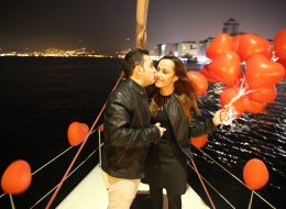 Pasaport Çıkışlı Teknede Evlenme Teklifi Organizasyonu Paketi pasaport cikisli teknede evlenme teklifi organizasyonu 2 İzmir Organizasyon Pasaport çıkışlı teknede evlenme teklifi organizasyonu macera ve sürpriz sevenler çiftler için oluşturduğumuz evlilik teklifi organizasyonu paketlerimizden biridir. Sevdiğiniz kişiyi önce şaşırtıp sonra çok mutlu edeceksiniz. Yer volkanı gösterileri, isminizin anons edilmesi, tekne turu, müzik ve daha birçok şeyi bu pakette bulabilirsiniz. Hayatınızın en önemli sorularından birini, aksiyonlu ve romantik bir şekilde sormak isterseniz, sizi film setlerini aratmayacak olan Pasaport çıkışlı teknede evlenme teklifi organizasyonu maceramıza davet ediyoruz. İzmir masmavi sularına karşı, dalga sesleri eşliğinde romantik bir evlilik teklifi organizasyonu hazırlıyoruz. Sevdiğiniz kadının unutamayacağı, sıra dışı bir evlilik teklifi organizasyonu gerçekleştirmek için İzmir Organizasyon firmamızdan profesyonel hizmet alabilirsiniz. Ayrıntılı bilgi almak için evlilikteklifi.com sitemizi ziyaret edebilir ya da İzmir Organizasyon müşteri temsilcimize ulaşabilirsiniz. Uçan Balonlar Eşliğinde Romantik Evlilik Teklifi Organizasyonu