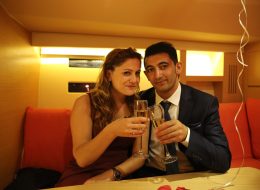 Pasaport Çıkışlı Teknede Evlenme Teklifi Organizasyonu Paketi pasaport cikisli teknede evlenme teklifi organizasyonu 3 İzmir Organizasyon Pasaport çıkışlı teknede evlenme teklifi organizasyonu macera ve sürpriz sevenler çiftler için oluşturduğumuz evlilik teklifi organizasyonu paketlerimizden biridir. Sevdiğiniz kişiyi önce şaşırtıp sonra çok mutlu edeceksiniz. Yer volkanı gösterileri, isminizin anons edilmesi, tekne turu, müzik ve daha birçok şeyi bu pakette bulabilirsiniz. Hayatınızın en önemli sorularından birini, aksiyonlu ve romantik bir şekilde sormak isterseniz, sizi film setlerini aratmayacak olan Pasaport çıkışlı teknede evlenme teklifi organizasyonu maceramıza davet ediyoruz. İzmir masmavi sularına karşı, dalga sesleri eşliğinde romantik bir evlilik teklifi organizasyonu hazırlıyoruz. Sevdiğiniz kadının unutamayacağı, sıra dışı bir evlilik teklifi organizasyonu gerçekleştirmek için İzmir Organizasyon firmamızdan profesyonel hizmet alabilirsiniz. Ayrıntılı bilgi almak için evlilikteklifi.com sitemizi ziyaret edebilir ya da İzmir Organizasyon müşteri temsilcimize ulaşabilirsiniz. Evet Cevabının Şampanya ile Kutlandığı Anlar