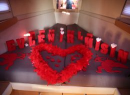 Pasaport Çıkışlı Teknede Evlenme Teklifi Organizasyonu Paketi pasaport cikisli teknede evlenme teklifi organizasyonu 5 İzmir Organizasyon Pasaport çıkışlı teknede evlenme teklifi organizasyonu macera ve sürpriz sevenler çiftler için oluşturduğumuz evlilik teklifi organizasyonu paketlerimizden biridir. Sevdiğiniz kişiyi önce şaşırtıp sonra çok mutlu edeceksiniz. Yer volkanı gösterileri, isminizin anons edilmesi, tekne turu, müzik ve daha birçok şeyi bu pakette bulabilirsiniz. Hayatınızın en önemli sorularından birini, aksiyonlu ve romantik bir şekilde sormak isterseniz, sizi film setlerini aratmayacak olan Pasaport çıkışlı teknede evlenme teklifi organizasyonu maceramıza davet ediyoruz. İzmir masmavi sularına karşı, dalga sesleri eşliğinde romantik bir evlilik teklifi organizasyonu hazırlıyoruz. Sevdiğiniz kadının unutamayacağı, sıra dışı bir evlilik teklifi organizasyonu gerçekleştirmek için İzmir Organizasyon firmamızdan profesyonel hizmet alabilirsiniz. Ayrıntılı bilgi almak için evlilikteklifi.com sitemizi ziyaret edebilir ya da İzmir Organizasyon müşteri temsilcimize ulaşabilirsiniz. Strafor Harflerle Tekne Süsleme ve Evlilik Teklifi Organizasyonu