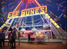 Patlamış Mısırcı - Popcorn patlamis misirci popcorn 1 İzmir Organizasyon Pop corn, daha genel bilinen adıyla patlamış mısır, yüzyılların geleneği her evin, her etkinliğin vazgeçilmez bir atıştırmalığıdır. Büyüklerimizin evde tencerede yaptığı patlamış mısır, günümüzde her boyuttaki makinelerle sınırsız miktarda yapılabilmekte, eşsiz kokusuyla ve kolay yapımıyla en çok tükettiğimiz çerez olmuştur. Patlamış mısır arabası ve patlamış mısır makinelerinin motoru yüksek ısıda çalışmakta ve içerisine dökülen mısırlar patlayarak lezzetli tat oluşturmaktadır. Patlamış mısırcı - popcorn hizmeti 15 yılı aşkın süredir, endüstriyel makinelerimiz, kaliteli hizmet anlayışımız ve güler yüzlü personelimizle profesyonel olarak verdiğimiz bir hizmettir. Gıda ürünlerinin kalitesine ve hijyenine dikkat etmenin, insan sağlığına değer vermenin ve öneminin bilincindeyiz. Sağlık Bakanlığı onaylı gıda ürünlerinin ve 50 kişilikten 5000 kişiliğe kadar patlamış mısır üretme kapasitesine sahip makinelerin ve tecrübeli, dinamik alanlarında uzman personellerin kullanıldığı İzmir Organizasyon isteklerinize tam anlamıyla cevap verebilmenin gayreti ve mutluluğu içindedir. Fuar Organizasyonu Patlamış Mısırcı Kiralama İzmir