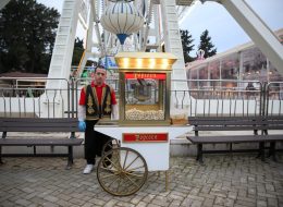 Patlamış Mısırcı - Popcorn patlamis misirci popcorn İzmir Organizasyon Pop corn, daha genel bilinen adıyla patlamış mısır, yüzyılların geleneği her evin, her etkinliğin vazgeçilmez bir atıştırmalığıdır. Büyüklerimizin evde tencerede yaptığı patlamış mısır, günümüzde her boyuttaki makinelerle sınırsız miktarda yapılabilmekte, eşsiz kokusuyla ve kolay yapımıyla en çok tükettiğimiz çerez olmuştur. Patlamış mısır arabası ve patlamış mısır makinelerinin motoru yüksek ısıda çalışmakta ve içerisine dökülen mısırlar patlayarak lezzetli tat oluşturmaktadır. Patlamış mısırcı - popcorn hizmeti 15 yılı aşkın süredir, endüstriyel makinelerimiz, kaliteli hizmet anlayışımız ve güler yüzlü personelimizle profesyonel olarak verdiğimiz bir hizmettir. Gıda ürünlerinin kalitesine ve hijyenine dikkat etmenin, insan sağlığına değer vermenin ve öneminin bilincindeyiz. Sağlık Bakanlığı onaylı gıda ürünlerinin ve 50 kişilikten 5000 kişiliğe kadar patlamış mısır üretme kapasitesine sahip makinelerin ve tecrübeli, dinamik alanlarında uzman personellerin kullanıldığı İzmir Organizasyon isteklerinize tam anlamıyla cevap verebilmenin gayreti ve mutluluğu içindedir. Mısır Pop Corn Arabası Kiralama İzmir