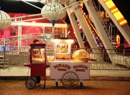 Patlamış Mısırcı - Popcorn patlamis misirci popcorn 4 İzmir Organizasyon Pop corn, daha genel bilinen adıyla patlamış mısır, yüzyılların geleneği her evin, her etkinliğin vazgeçilmez bir atıştırmalığıdır. Büyüklerimizin evde tencerede yaptığı patlamış mısır, günümüzde her boyuttaki makinelerle sınırsız miktarda yapılabilmekte, eşsiz kokusuyla ve kolay yapımıyla en çok tükettiğimiz çerez olmuştur. Patlamış mısır arabası ve patlamış mısır makinelerinin motoru yüksek ısıda çalışmakta ve içerisine dökülen mısırlar patlayarak lezzetli tat oluşturmaktadır. Patlamış mısırcı - popcorn hizmeti 15 yılı aşkın süredir, endüstriyel makinelerimiz, kaliteli hizmet anlayışımız ve güler yüzlü personelimizle profesyonel olarak verdiğimiz bir hizmettir. Gıda ürünlerinin kalitesine ve hijyenine dikkat etmenin, insan sağlığına değer vermenin ve öneminin bilincindeyiz. Sağlık Bakanlığı onaylı gıda ürünlerinin ve 50 kişilikten 5000 kişiliğe kadar patlamış mısır üretme kapasitesine sahip makinelerin ve tecrübeli, dinamik alanlarında uzman personellerin kullanıldığı İzmir Organizasyon isteklerinize tam anlamıyla cevap verebilmenin gayreti ve mutluluğu içindedir. Pamuk Şeker ve Patlamış Mısır Arabası Kiralama İzmir