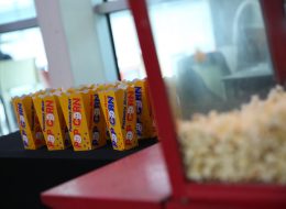 Patlamış Mısırcı - Popcorn patlamis misirci popcorn 5 İzmir Organizasyon Pop corn, daha genel bilinen adıyla patlamış mısır, yüzyılların geleneği her evin, her etkinliğin vazgeçilmez bir atıştırmalığıdır. Büyüklerimizin evde tencerede yaptığı patlamış mısır, günümüzde her boyuttaki makinelerle sınırsız miktarda yapılabilmekte, eşsiz kokusuyla ve kolay yapımıyla en çok tükettiğimiz çerez olmuştur. Patlamış mısır arabası ve patlamış mısır makinelerinin motoru yüksek ısıda çalışmakta ve içerisine dökülen mısırlar patlayarak lezzetli tat oluşturmaktadır. Patlamış mısırcı - popcorn hizmeti 15 yılı aşkın süredir, endüstriyel makinelerimiz, kaliteli hizmet anlayışımız ve güler yüzlü personelimizle profesyonel olarak verdiğimiz bir hizmettir. Gıda ürünlerinin kalitesine ve hijyenine dikkat etmenin, insan sağlığına değer vermenin ve öneminin bilincindeyiz. Sağlık Bakanlığı onaylı gıda ürünlerinin ve 50 kişilikten 5000 kişiliğe kadar patlamış mısır üretme kapasitesine sahip makinelerin ve tecrübeli, dinamik alanlarında uzman personellerin kullanıldığı İzmir Organizasyon isteklerinize tam anlamıyla cevap verebilmenin gayreti ve mutluluğu içindedir. Kese Kağıtları Temini ve Patlamış Mısırcı Kiralama İzmir