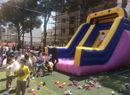 Pembe Şişme Kaydırak pembe sisme kaydirak 10 İzmir Organizasyon Pembe şişme kaydırak, hem rengi hemde görüntüsü itibariyle çocukların ilgi odağı olmayı başaran şişme oyuncaklardan bir tanesidir. Pembe şişme kaydırak, İzmir Organizasyon şirketimiz bünyesinde bulunmakta ve ofisimizin hemen yanı başındaki depoda muhafaza edilmektedir. Böylelikle istediğiniz anda sizlere kolayca ulaştırılmaktadır. İzmir Organizasyon şirketimiz, deneyimli ve profesyonel çalışanlarıyla İzmir başta olmak üzere Türkiye genelinde düzenleyeceğiniz organizasyonlarda sizlere hizmet vermektedir. Şişme çocuk oyunlarının yanı sıra yetişkinler için temin ettiğimiz eğlenceli oyun parkurlarını da sizlere ulaştırıyoruz. Hem çocuklarınıza hemde sizlere unutulmayacak bir gün vaad ediyoruz. Pembe şişme kaydırak ve oyun parkurlarımızın tamamı için nakliye, kurulum ve sivil gözetmen dahil hizmet veriyoruz. Piknik organizasyonu, aile günü etkinlikleri, okul şenlikleri, festival organizasyonu, açılış organizasyonu gibi düzenleyeceğiniz organizasyonlarda şişme oyuncak kiralama hizmetlerimize yer verebilirsiniz. İzmir Organizasyon şirketimizden oyun parkuru kiralama hizmetinin yanı sıra palyaço kiralama, ses sistemi kiralama, masa ve sandalye kiralama, çocuk oturma grubu kiralama, süsleme, animasyon ekibi kiralama hizmetleri de talep edebilirsiniz. Pembe Şişme Kaydırak Kiralama