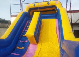 Pembe Şişme Kaydırak pembe sisme kaydirak 5 İzmir Organizasyon Pembe şişme kaydırak, hem rengi hemde görüntüsü itibariyle çocukların ilgi odağı olmayı başaran şişme oyuncaklardan bir tanesidir. Pembe şişme kaydırak, İzmir Organizasyon şirketimiz bünyesinde bulunmakta ve ofisimizin hemen yanı başındaki depoda muhafaza edilmektedir. Böylelikle istediğiniz anda sizlere kolayca ulaştırılmaktadır. İzmir Organizasyon şirketimiz, deneyimli ve profesyonel çalışanlarıyla İzmir başta olmak üzere Türkiye genelinde düzenleyeceğiniz organizasyonlarda sizlere hizmet vermektedir. Şişme çocuk oyunlarının yanı sıra yetişkinler için temin ettiğimiz eğlenceli oyun parkurlarını da sizlere ulaştırıyoruz. Hem çocuklarınıza hemde sizlere unutulmayacak bir gün vaad ediyoruz. Pembe şişme kaydırak ve oyun parkurlarımızın tamamı için nakliye, kurulum ve sivil gözetmen dahil hizmet veriyoruz. Piknik organizasyonu, aile günü etkinlikleri, okul şenlikleri, festival organizasyonu, açılış organizasyonu gibi düzenleyeceğiniz organizasyonlarda şişme oyuncak kiralama hizmetlerimize yer verebilirsiniz. İzmir Organizasyon şirketimizden oyun parkuru kiralama hizmetinin yanı sıra palyaço kiralama, ses sistemi kiralama, masa ve sandalye kiralama, çocuk oturma grubu kiralama, süsleme, animasyon ekibi kiralama hizmetleri de talep edebilirsiniz. İzmir Şişme Oyuncak Kiralama