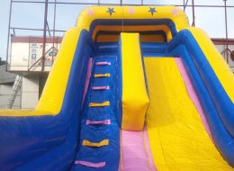 Pembe Şişme Kaydırak pembe sisme kaydirak 6 İzmir Organizasyon Pembe şişme kaydırak, hem rengi hemde görüntüsü itibariyle çocukların ilgi odağı olmayı başaran şişme oyuncaklardan bir tanesidir. Pembe şişme kaydırak, İzmir Organizasyon şirketimiz bünyesinde bulunmakta ve ofisimizin hemen yanı başındaki depoda muhafaza edilmektedir. Böylelikle istediğiniz anda sizlere kolayca ulaştırılmaktadır. İzmir Organizasyon şirketimiz, deneyimli ve profesyonel çalışanlarıyla İzmir başta olmak üzere Türkiye genelinde düzenleyeceğiniz organizasyonlarda sizlere hizmet vermektedir. Şişme çocuk oyunlarının yanı sıra yetişkinler için temin ettiğimiz eğlenceli oyun parkurlarını da sizlere ulaştırıyoruz. Hem çocuklarınıza hemde sizlere unutulmayacak bir gün vaad ediyoruz. Pembe şişme kaydırak ve oyun parkurlarımızın tamamı için nakliye, kurulum ve sivil gözetmen dahil hizmet veriyoruz. Piknik organizasyonu, aile günü etkinlikleri, okul şenlikleri, festival organizasyonu, açılış organizasyonu gibi düzenleyeceğiniz organizasyonlarda şişme oyuncak kiralama hizmetlerimize yer verebilirsiniz. İzmir Organizasyon şirketimizden oyun parkuru kiralama hizmetinin yanı sıra palyaço kiralama, ses sistemi kiralama, masa ve sandalye kiralama, çocuk oturma grubu kiralama, süsleme, animasyon ekibi kiralama hizmetleri de talep edebilirsiniz. İzmir Şişme Oyun Parkı Kiralama