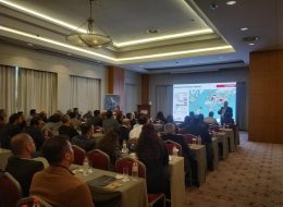 Personel Eğitim Toplantısı & Eğlence Organizasyonu personel egitim toplantisi eglence organizasyonu 17 İzmir Organizasyon Personel eğitim toplantısı & eğlence organizasyonu, iş verimini ve personel motivasyonunu artırmaya yönelik düzenlediğimiz organizasyonlardır. Kurumsal firmaların ve şirketlerin yılın belirli dönemlerinde düzenledikleri personel eğitim toplantısı ve eğlence organizasyonu ile, çalışanlar arasında iletişimi güçlendirmek ve aynı zamanda iş verimini artırmak hedeflenmektedir. İzmir Organizasyon, 2004 yılından bugüne organizasyon sektöründe hizmet vermekte ve Türkiye geneline ulaşmaktadır. Organizasyonun planlama aşamasından, yönetimine kadar, A'dan Z'ye tüm hazırlıklar en ince ayrıntısıyla oluşturulmaktadır. Müşteri memnuniyeti ilkesini hedefleyen şirketimiz İzmir başta olmak üzere, Ege Bölgesi ve Türkiye'nin diğer illerine de hizmet vermektedir. Personel eğitim toplantısı & eğlence organizasyonu hizmetlerinin yanı sıra kurumsal şirket organizasyonları, piknik organizasyonu ve aile günü etkinlikleri, festival ve şenlik organizasyonlarında İzmir Organizasyon firmamızdan hizmet alabilirsiniz. Günümüzün önemli bir bölümünü geçirdiğimiz ofis ve iş yerlerinde, çalışma arkadaşlarımızla bir bağ kurmaktayız. Hem çalışanlar arasında ki personel iletişimini güçlendirmek adına, hemde iş verimini yükselterek eğlenceli ve farklı bir atmosfer yaratmak için çalışanlarınızın motivasyonunu ve iş verimini artırmak isterseniz, İzmir Organizasyon şirketimize ulaşabilirsiniz. Personel Eğitim Toplantısı Organizasyonu