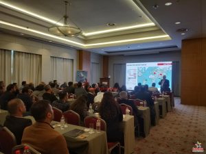 Bayi Toplantısı Organizasyonu personel egitim toplantisi eglence organizasyonu 17 İzmir Organizasyon Bayi toplantısı organizasyonları, firmaların bayileriyle daha güçlü ilişkiler kurmak, stratejik planlamalarını paylaşmak ve motivasyonu artırmak için düzenlediği önemli etkinliklerdir. İzmir Organizasyon olarak, 2004 yılından bu yana bayi toplantısı organizasyonlarında profesyonel hizmet sunmaktayız. Tecrübemiz ve geniş hizmet yelpazemizle, müşterilerimizin ihtiyaçlarına uygun, sorunsuz ve etkili organizasyonlar düzenliyoruz. Bayi toplantılarında hedef, sadece bilgilendirme değil, aynı zamanda katılımcıların markaya olan bağlılıklarını artırmak ve motivasyonlarını üst seviyeye çıkarmaktır. Personel Eğitim Toplantısı Organizasyonu