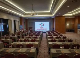 Personel Eğitim Toplantısı & Eğlence Organizasyonu personel egitim toplantisi eglence organizasyonu 18 İzmir Organizasyon Personel eğitim toplantısı & eğlence organizasyonu, iş verimini ve personel motivasyonunu artırmaya yönelik düzenlediğimiz organizasyonlardır. Kurumsal firmaların ve şirketlerin yılın belirli dönemlerinde düzenledikleri personel eğitim toplantısı ve eğlence organizasyonu ile, çalışanlar arasında iletişimi güçlendirmek ve aynı zamanda iş verimini artırmak hedeflenmektedir. İzmir Organizasyon, 2004 yılından bugüne organizasyon sektöründe hizmet vermekte ve Türkiye geneline ulaşmaktadır. Organizasyonun planlama aşamasından, yönetimine kadar, A'dan Z'ye tüm hazırlıklar en ince ayrıntısıyla oluşturulmaktadır. Müşteri memnuniyeti ilkesini hedefleyen şirketimiz İzmir başta olmak üzere, Ege Bölgesi ve Türkiye'nin diğer illerine de hizmet vermektedir. Personel eğitim toplantısı & eğlence organizasyonu hizmetlerinin yanı sıra kurumsal şirket organizasyonları, piknik organizasyonu ve aile günü etkinlikleri, festival ve şenlik organizasyonlarında İzmir Organizasyon firmamızdan hizmet alabilirsiniz. Günümüzün önemli bir bölümünü geçirdiğimiz ofis ve iş yerlerinde, çalışma arkadaşlarımızla bir bağ kurmaktayız. Hem çalışanlar arasında ki personel iletişimini güçlendirmek adına, hemde iş verimini yükselterek eğlenceli ve farklı bir atmosfer yaratmak için çalışanlarınızın motivasyonunu ve iş verimini artırmak isterseniz, İzmir Organizasyon şirketimize ulaşabilirsiniz. Kurumsal Şirket Etkinlikleri Organizasyonu