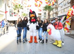 Personel Kiralama personel kiralama 10 İzmir Organizasyon İzmir organizasyon olarak bir çok konuda ekipman kiraladığımız gibi ekipmanları kullanan deneyimli ve profesyonel personel kiralama hizmeti veriyoruz. Yada sizin temin ettiğiniz ekipmanları kullanmak ve başında sorumluluk almak üzere görevlendirebilirsiniz. Açılış organizasyonu, düğün organizasyonu, fuar organizasyonu, belediye festivali, piknik organizasyonu, şenlik organizasyonu, kokteyl organizasyonu, mezuniyet organizasyonu, okul etkinliklerinizde bulunan alanda size destek olup işlerin kolaylaşmasını sağlayabiliriz. Örneğin çadır kiraladınız onu kurulumunu sağlayacak, veya fuarda ki standınızın servisi veya temizliğinden sorumlu olacak, piknik organizasyonunda barbekü yapacak deneyimli personel hizmeti veriyoruz. İzmir Organizasyon profesyonel ekibe sahiptir. Organizasyonlarda işin yükünü üzerinizden alıp, sizin davetlilerle ilgilenip keyifli zaman geçirmenizi sağlar. Personel hizmetimiz organizasyonun büyüklüğüne, davetli sayısına göre değişiklik gösterebilmektedir. Patenli İlan ve Broşür Dağıtımı Personel Kiralama Hizmeti