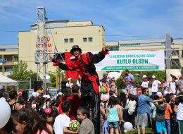 Personel Kiralama personel kiralama 9 İzmir Organizasyon İzmir organizasyon olarak bir çok konuda ekipman kiraladığımız gibi ekipmanları kullanan deneyimli ve profesyonel personel kiralama hizmeti veriyoruz. Yada sizin temin ettiğiniz ekipmanları kullanmak ve başında sorumluluk almak üzere görevlendirebilirsiniz. Açılış organizasyonu, düğün organizasyonu, fuar organizasyonu, belediye festivali, piknik organizasyonu, şenlik organizasyonu, kokteyl organizasyonu, mezuniyet organizasyonu, okul etkinliklerinizde bulunan alanda size destek olup işlerin kolaylaşmasını sağlayabiliriz. Örneğin çadır kiraladınız onu kurulumunu sağlayacak, veya fuarda ki standınızın servisi veya temizliğinden sorumlu olacak, piknik organizasyonunda barbekü yapacak deneyimli personel hizmeti veriyoruz. İzmir Organizasyon profesyonel ekibe sahiptir. Organizasyonlarda işin yükünü üzerinizden alıp, sizin davetlilerle ilgilenip keyifli zaman geçirmenizi sağlar. Personel hizmetimiz organizasyonun büyüklüğüne, davetli sayısına göre değişiklik gösterebilmektedir. Festival ve Şenlik Organizasyonu Personel Kiralama İzmir