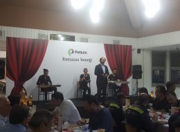 Petkim Ramazan Etkinliği petkim ramazan etkinligi İzmir Organizasyon Petkim Ramazan etkinliği ile İzmir Organizasyon firmamız Petkim firmasının çalışanları için özel bir akşam düzenledi. Ramazan etkinlikleri ve iftar organizasyonlarında İzmir Organizasyon firmamız yıllardır hizmet vermektedir. Farklı etkinlikler ve hizmetler ile Ramazan etkinlikleri dolu dolu geçmekte ve keyifli anlar yaşanmaktadır. Petkim Ramazan etkinliği için tedarikçi İzmir Organizasyon firmamıza ulaştığında organizasyon sorumlumuz neler yapılabileceğini detaylı olarak anlattı. Hacivat-Karagöz gösterisi, masa ve sandalye kiralama, sahne gösterileri, aşuk ile maşuk gösterisi, dans gösterileri ve animasyon ekipleri kiralama hizmetlerinden bahsettik. Organizasyon süresince keyifli bir atmosfer yaratmalı ve muhteşem bir organizasyona imza atmalıydık. Petkim Ramazan etkinliğine aracı olan tedarikçi ile yaptığımız görüşmeler sonrasında detayları belirlediğimizde ise Petkim Ramazan etkinliği ve iftar organizasyonu için hazırlıklarımıza başlayarak ekibimizi oluşturduk. Organizasyon günü gelip çattığında ekipmanlarımızı tamamlayarak organizasyon saatinden önce yola çıktık. Organizasyon alanına ulaştığımızda akşam için hazırlıklarımızı tamamladık ve provalarımızı gerçekleştirdik. Tüm hazırlıkları bitirdiğimizde organizasyonun başlamasına kısa bir süre kalmıştı. Müzik Grubu Eşliğinde Ramazan Etkinlikleri ve İftar Organizasyonu İzmir