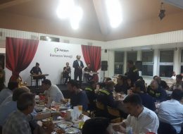 Petkim Ramazan Etkinliği petkim ramazan etkinligi 3 İzmir Organizasyon Petkim Ramazan etkinliği ile İzmir Organizasyon firmamız Petkim firmasının çalışanları için özel bir akşam düzenledi. Ramazan etkinlikleri ve iftar organizasyonlarında İzmir Organizasyon firmamız yıllardır hizmet vermektedir. Farklı etkinlikler ve hizmetler ile Ramazan etkinlikleri dolu dolu geçmekte ve keyifli anlar yaşanmaktadır. Petkim Ramazan etkinliği için tedarikçi İzmir Organizasyon firmamıza ulaştığında organizasyon sorumlumuz neler yapılabileceğini detaylı olarak anlattı. Hacivat-Karagöz gösterisi, masa ve sandalye kiralama, sahne gösterileri, aşuk ile maşuk gösterisi, dans gösterileri ve animasyon ekipleri kiralama hizmetlerinden bahsettik. Organizasyon süresince keyifli bir atmosfer yaratmalı ve muhteşem bir organizasyona imza atmalıydık. Petkim Ramazan etkinliğine aracı olan tedarikçi ile yaptığımız görüşmeler sonrasında detayları belirlediğimizde ise Petkim Ramazan etkinliği ve iftar organizasyonu için hazırlıklarımıza başlayarak ekibimizi oluşturduk. Organizasyon günü gelip çattığında ekipmanlarımızı tamamlayarak organizasyon saatinden önce yola çıktık. Organizasyon alanına ulaştığımızda akşam için hazırlıklarımızı tamamladık ve provalarımızı gerçekleştirdik. Tüm hazırlıkları bitirdiğimizde organizasyonun başlamasına kısa bir süre kalmıştı. Ramazan Etkinlikleri Aşuk ile Maşuk Gösterisi ve Davulcu Temini İzmir