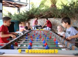 Philip Morris Aile Günü Etkinliği philip morris aile gunu etkinligi 1 İzmir Organizasyon Philip Morris aile günü etkinliği ile Philip Morris şirketi, çalışanlarına ve ailelerine motivasyon amaçlı bir etkinlik düzenledi. İzmir Organizasyon firması olarak, Philip Morris firması ve partner organizasyon şirketimiz ile aktivite dolu, eğlenceli ve çok keyifli bir piknik organizasyonu planladık. Kuşadası Philip Morris Aile Günü Etkinliği ile ilgili haberimiz için yazımızın devamını okuyabilirsiniz. Kuşadası Adaland’da gerçekleşen piknik organizasyonu, rengarenk animasyon gösterileri, sahne etkinlikleri, çocuklar için eğitici atölye çalışmaları, nostaljik satıcılar ve müzik hizmetlerimizle yoğun ve keyifli geçti. Philip Morris firmasının çalışanlarını motive etmek, ailelerin ve şirket çalışanlarının da birbirlerini tanımaları için organize ettiği aile günü etkinliklerinde İzmir Organizasyon firması olarak bir dizi etkinlik gerçekleştirdik. Mega Langırt Kiralama İzmir Piknik Organizasyonu