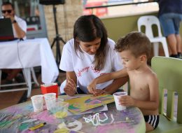 Philip Morris Aile Günü Etkinliği philip morris aile gunu etkinligi 11 İzmir Organizasyon Philip Morris aile günü etkinliği ile Philip Morris şirketi, çalışanlarına ve ailelerine motivasyon amaçlı bir etkinlik düzenledi. İzmir Organizasyon firması olarak, Philip Morris firması ve partner organizasyon şirketimiz ile aktivite dolu, eğlenceli ve çok keyifli bir piknik organizasyonu planladık. Kuşadası Philip Morris Aile Günü Etkinliği ile ilgili haberimiz için yazımızın devamını okuyabilirsiniz. Kuşadası Adaland’da gerçekleşen piknik organizasyonu, rengarenk animasyon gösterileri, sahne etkinlikleri, çocuklar için eğitici atölye çalışmaları, nostaljik satıcılar ve müzik hizmetlerimizle yoğun ve keyifli geçti. Philip Morris firmasının çalışanlarını motive etmek, ailelerin ve şirket çalışanlarının da birbirlerini tanımaları için organize ettiği aile günü etkinliklerinde İzmir Organizasyon firması olarak bir dizi etkinlik gerçekleştirdik. Kum Boyama İzmir