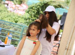 Philip Morris Aile Günü Etkinliği philip morris aile gunu etkinligi 12 İzmir Organizasyon Philip Morris aile günü etkinliği ile Philip Morris şirketi, çalışanlarına ve ailelerine motivasyon amaçlı bir etkinlik düzenledi. İzmir Organizasyon firması olarak, Philip Morris firması ve partner organizasyon şirketimiz ile aktivite dolu, eğlenceli ve çok keyifli bir piknik organizasyonu planladık. Kuşadası Philip Morris Aile Günü Etkinliği ile ilgili haberimiz için yazımızın devamını okuyabilirsiniz. Kuşadası Adaland’da gerçekleşen piknik organizasyonu, rengarenk animasyon gösterileri, sahne etkinlikleri, çocuklar için eğitici atölye çalışmaları, nostaljik satıcılar ve müzik hizmetlerimizle yoğun ve keyifli geçti. Philip Morris firmasının çalışanlarını motive etmek, ailelerin ve şirket çalışanlarının da birbirlerini tanımaları için organize ettiği aile günü etkinliklerinde İzmir Organizasyon firması olarak bir dizi etkinlik gerçekleştirdik. Piknik Organizasyonu Kuaför Ekibi Kiralama