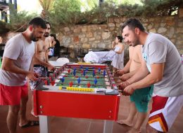 Philip Morris Aile Günü Etkinliği philip morris aile gunu etkinligi 13 İzmir Organizasyon Philip Morris aile günü etkinliği ile Philip Morris şirketi, çalışanlarına ve ailelerine motivasyon amaçlı bir etkinlik düzenledi. İzmir Organizasyon firması olarak, Philip Morris firması ve partner organizasyon şirketimiz ile aktivite dolu, eğlenceli ve çok keyifli bir piknik organizasyonu planladık. Kuşadası Philip Morris Aile Günü Etkinliği ile ilgili haberimiz için yazımızın devamını okuyabilirsiniz. Kuşadası Adaland’da gerçekleşen piknik organizasyonu, rengarenk animasyon gösterileri, sahne etkinlikleri, çocuklar için eğitici atölye çalışmaları, nostaljik satıcılar ve müzik hizmetlerimizle yoğun ve keyifli geçti. Philip Morris firmasının çalışanlarını motive etmek, ailelerin ve şirket çalışanlarının da birbirlerini tanımaları için organize ettiği aile günü etkinliklerinde İzmir Organizasyon firması olarak bir dizi etkinlik gerçekleştirdik. Kurumsal Piknik Organizasyonu Mega Langırt Kiralama