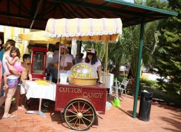 Philip Morris Aile Günü Etkinliği philip morris aile gunu etkinligi 14 İzmir Organizasyon Philip Morris aile günü etkinliği ile Philip Morris şirketi, çalışanlarına ve ailelerine motivasyon amaçlı bir etkinlik düzenledi. İzmir Organizasyon firması olarak, Philip Morris firması ve partner organizasyon şirketimiz ile aktivite dolu, eğlenceli ve çok keyifli bir piknik organizasyonu planladık. Kuşadası Philip Morris Aile Günü Etkinliği ile ilgili haberimiz için yazımızın devamını okuyabilirsiniz. Kuşadası Adaland’da gerçekleşen piknik organizasyonu, rengarenk animasyon gösterileri, sahne etkinlikleri, çocuklar için eğitici atölye çalışmaları, nostaljik satıcılar ve müzik hizmetlerimizle yoğun ve keyifli geçti. Philip Morris firmasının çalışanlarını motive etmek, ailelerin ve şirket çalışanlarının da birbirlerini tanımaları için organize ettiği aile günü etkinliklerinde İzmir Organizasyon firması olarak bir dizi etkinlik gerçekleştirdik. Pamuk Şekerci Kiralama İzmir