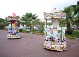 Philip Morris Aile Günü Etkinliği philip morris aile gunu etkinligi 2 10 İzmir Organizasyon Philip Morris aile günü etkinliği ile Philip Morris şirketi personel ve aileleri için muhteşem bir organizasyon düzenledi. Her yıl çalışanları ve aileleri için keyifli organizasyonlar düzenleyen Philip Morris şirketinde bu yılda unutulmayacak anlar yaşandı. Tedarikçi firmanın, İzmir Organizasyon şirketimize ulaşmasıyla keyifli bir organizasyonda hizmet verdik. İzmir Organizasyon firmamız aile günü etkinliğine dair tüm detayları profesyonel ekibiyle birlikte büyük bir titizlikle gerçekleştirerek kusursuz bir güne imza attı. Tedarikçi firmanın, İzmir Organizasyon şirketimize ulaşmasıyla birlikte başladı Philip Morris aile günü etkinliği heyecanımız. Geçtiğimiz yıl Kuşadası'nda düzenlenen ve oldukça renkli anların yaşandığı Philip Morris aile günü etkinliği bu yıl şirketin bahçesinde düzenlendi. Geniş bir alanda gerçekleşecek organizasyon için neler yapılacağını tedarikçi firmayla görüşmelerimiz sonrasında netleştirdik. Philip Morris aile günü etkinliği için İzmir Organizasyon firması olarak ekibimizle birlikte keyifli ve eğlenceli bir gün yaşatmalıydık katılımcılara. Heyecanla ve her zaman ki gibi büyük bir titizlik ile planlamalarımızı yaptık. Ekibimizi ve gerekli tüm detayları oluşturarak organizasyon gününü beklemeye başladık. Eğlenceli ve unutulmayacak anların yaşandığı Philip Morris aile günü etkinliğine İzmir Organizasyon firmamız hizmetleri ile katkıda bulundu. Atlı Karınca Kiralama İzmir