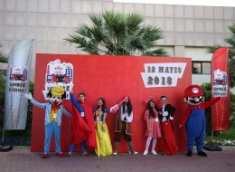 Philip Morris Aile Günü Etkinliği philip morris aile gunu etkinligi 2 13 İzmir Organizasyon Philip Morris aile günü etkinliği ile Philip Morris şirketi personel ve aileleri için muhteşem bir organizasyon düzenledi. Her yıl çalışanları ve aileleri için keyifli organizasyonlar düzenleyen Philip Morris şirketinde bu yılda unutulmayacak anlar yaşandı. Tedarikçi firmanın, İzmir Organizasyon şirketimize ulaşmasıyla keyifli bir organizasyonda hizmet verdik. İzmir Organizasyon firmamız aile günü etkinliğine dair tüm detayları profesyonel ekibiyle birlikte büyük bir titizlikle gerçekleştirerek kusursuz bir güne imza attı. Tedarikçi firmanın, İzmir Organizasyon şirketimize ulaşmasıyla birlikte başladı Philip Morris aile günü etkinliği heyecanımız. Geçtiğimiz yıl Kuşadası'nda düzenlenen ve oldukça renkli anların yaşandığı Philip Morris aile günü etkinliği bu yıl şirketin bahçesinde düzenlendi. Geniş bir alanda gerçekleşecek organizasyon için neler yapılacağını tedarikçi firmayla görüşmelerimiz sonrasında netleştirdik. Philip Morris aile günü etkinliği için İzmir Organizasyon firması olarak ekibimizle birlikte keyifli ve eğlenceli bir gün yaşatmalıydık katılımcılara. Heyecanla ve her zaman ki gibi büyük bir titizlik ile planlamalarımızı yaptık. Ekibimizi ve gerekli tüm detayları oluşturarak organizasyon gününü beklemeye başladık. Eğlenceli ve unutulmayacak anların yaşandığı Philip Morris aile günü etkinliğine İzmir Organizasyon firmamız hizmetleri ile katkıda bulundu. Aile Günü Organizasyonu Kostümlü Karakterler Servisi