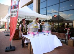 Philip Morris Aile Günü Etkinliği philip morris aile gunu etkinligi 2 15 İzmir Organizasyon Philip Morris aile günü etkinliği ile Philip Morris şirketi personel ve aileleri için muhteşem bir organizasyon düzenledi. Her yıl çalışanları ve aileleri için keyifli organizasyonlar düzenleyen Philip Morris şirketinde bu yılda unutulmayacak anlar yaşandı. Tedarikçi firmanın, İzmir Organizasyon şirketimize ulaşmasıyla keyifli bir organizasyonda hizmet verdik. İzmir Organizasyon firmamız aile günü etkinliğine dair tüm detayları profesyonel ekibiyle birlikte büyük bir titizlikle gerçekleştirerek kusursuz bir güne imza attı. Tedarikçi firmanın, İzmir Organizasyon şirketimize ulaşmasıyla birlikte başladı Philip Morris aile günü etkinliği heyecanımız. Geçtiğimiz yıl Kuşadası'nda düzenlenen ve oldukça renkli anların yaşandığı Philip Morris aile günü etkinliği bu yıl şirketin bahçesinde düzenlendi. Geniş bir alanda gerçekleşecek organizasyon için neler yapılacağını tedarikçi firmayla görüşmelerimiz sonrasında netleştirdik. Philip Morris aile günü etkinliği için İzmir Organizasyon firması olarak ekibimizle birlikte keyifli ve eğlenceli bir gün yaşatmalıydık katılımcılara. Heyecanla ve her zaman ki gibi büyük bir titizlik ile planlamalarımızı yaptık. Ekibimizi ve gerekli tüm detayları oluşturarak organizasyon gününü beklemeye başladık. Eğlenceli ve unutulmayacak anların yaşandığı Philip Morris aile günü etkinliğine İzmir Organizasyon firmamız hizmetleri ile katkıda bulundu. Pamuk Şekerci Kiralama İzmir Geleneksel Kostümlü Pamuk Şekerci