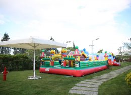 Philip Morris Aile Günü Etkinliği philip morris aile gunu etkinligi 2 21 İzmir Organizasyon Philip Morris aile günü etkinliği ile Philip Morris şirketi personel ve aileleri için muhteşem bir organizasyon düzenledi. Her yıl çalışanları ve aileleri için keyifli organizasyonlar düzenleyen Philip Morris şirketinde bu yılda unutulmayacak anlar yaşandı. Tedarikçi firmanın, İzmir Organizasyon şirketimize ulaşmasıyla keyifli bir organizasyonda hizmet verdik. İzmir Organizasyon firmamız aile günü etkinliğine dair tüm detayları profesyonel ekibiyle birlikte büyük bir titizlikle gerçekleştirerek kusursuz bir güne imza attı. Tedarikçi firmanın, İzmir Organizasyon şirketimize ulaşmasıyla birlikte başladı Philip Morris aile günü etkinliği heyecanımız. Geçtiğimiz yıl Kuşadası'nda düzenlenen ve oldukça renkli anların yaşandığı Philip Morris aile günü etkinliği bu yıl şirketin bahçesinde düzenlendi. Geniş bir alanda gerçekleşecek organizasyon için neler yapılacağını tedarikçi firmayla görüşmelerimiz sonrasında netleştirdik. Philip Morris aile günü etkinliği için İzmir Organizasyon firması olarak ekibimizle birlikte keyifli ve eğlenceli bir gün yaşatmalıydık katılımcılara. Heyecanla ve her zaman ki gibi büyük bir titizlik ile planlamalarımızı yaptık. Ekibimizi ve gerekli tüm detayları oluşturarak organizasyon gününü beklemeye başladık. Eğlenceli ve unutulmayacak anların yaşandığı Philip Morris aile günü etkinliğine İzmir Organizasyon firmamız hizmetleri ile katkıda bulundu. Çadır ve Gölgelik Kiralama İzmir