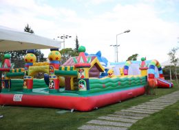 Philip Morris Aile Günü Etkinliği philip morris aile gunu etkinligi 2 22 İzmir Organizasyon Philip Morris aile günü etkinliği ile Philip Morris şirketi personel ve aileleri için muhteşem bir organizasyon düzenledi. Her yıl çalışanları ve aileleri için keyifli organizasyonlar düzenleyen Philip Morris şirketinde bu yılda unutulmayacak anlar yaşandı. Tedarikçi firmanın, İzmir Organizasyon şirketimize ulaşmasıyla keyifli bir organizasyonda hizmet verdik. İzmir Organizasyon firmamız aile günü etkinliğine dair tüm detayları profesyonel ekibiyle birlikte büyük bir titizlikle gerçekleştirerek kusursuz bir güne imza attı. Tedarikçi firmanın, İzmir Organizasyon şirketimize ulaşmasıyla birlikte başladı Philip Morris aile günü etkinliği heyecanımız. Geçtiğimiz yıl Kuşadası'nda düzenlenen ve oldukça renkli anların yaşandığı Philip Morris aile günü etkinliği bu yıl şirketin bahçesinde düzenlendi. Geniş bir alanda gerçekleşecek organizasyon için neler yapılacağını tedarikçi firmayla görüşmelerimiz sonrasında netleştirdik. Philip Morris aile günü etkinliği için İzmir Organizasyon firması olarak ekibimizle birlikte keyifli ve eğlenceli bir gün yaşatmalıydık katılımcılara. Heyecanla ve her zaman ki gibi büyük bir titizlik ile planlamalarımızı yaptık. Ekibimizi ve gerekli tüm detayları oluşturarak organizasyon gününü beklemeye başladık. Eğlenceli ve unutulmayacak anların yaşandığı Philip Morris aile günü etkinliğine İzmir Organizasyon firmamız hizmetleri ile katkıda bulundu. Kedili Kombo Zıp Zıp Kiralama Çocuk Oyuncakları Kiralama İzmir