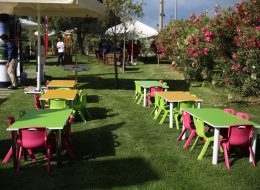 Philip Morris Aile Günü Etkinliği philip morris aile gunu etkinligi 2 24 İzmir Organizasyon Philip Morris aile günü etkinliği ile Philip Morris şirketi personel ve aileleri için muhteşem bir organizasyon düzenledi. Her yıl çalışanları ve aileleri için keyifli organizasyonlar düzenleyen Philip Morris şirketinde bu yılda unutulmayacak anlar yaşandı. Tedarikçi firmanın, İzmir Organizasyon şirketimize ulaşmasıyla keyifli bir organizasyonda hizmet verdik. İzmir Organizasyon firmamız aile günü etkinliğine dair tüm detayları profesyonel ekibiyle birlikte büyük bir titizlikle gerçekleştirerek kusursuz bir güne imza attı. Tedarikçi firmanın, İzmir Organizasyon şirketimize ulaşmasıyla birlikte başladı Philip Morris aile günü etkinliği heyecanımız. Geçtiğimiz yıl Kuşadası'nda düzenlenen ve oldukça renkli anların yaşandığı Philip Morris aile günü etkinliği bu yıl şirketin bahçesinde düzenlendi. Geniş bir alanda gerçekleşecek organizasyon için neler yapılacağını tedarikçi firmayla görüşmelerimiz sonrasında netleştirdik. Philip Morris aile günü etkinliği için İzmir Organizasyon firması olarak ekibimizle birlikte keyifli ve eğlenceli bir gün yaşatmalıydık katılımcılara. Heyecanla ve her zaman ki gibi büyük bir titizlik ile planlamalarımızı yaptık. Ekibimizi ve gerekli tüm detayları oluşturarak organizasyon gününü beklemeye başladık. Eğlenceli ve unutulmayacak anların yaşandığı Philip Morris aile günü etkinliğine İzmir Organizasyon firmamız hizmetleri ile katkıda bulundu. Çocuk Masa ve Sandalyesi Kiralama İzmir