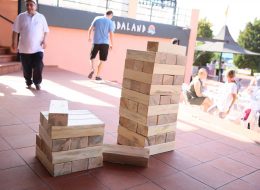 Philip Morris Aile Günü Etkinliği philip morris aile gunu etkinligi 2 İzmir Organizasyon Philip Morris aile günü etkinliği ile Philip Morris şirketi, çalışanlarına ve ailelerine motivasyon amaçlı bir etkinlik düzenledi. İzmir Organizasyon firması olarak, Philip Morris firması ve partner organizasyon şirketimiz ile aktivite dolu, eğlenceli ve çok keyifli bir piknik organizasyonu planladık. Kuşadası Philip Morris Aile Günü Etkinliği ile ilgili haberimiz için yazımızın devamını okuyabilirsiniz. Kuşadası Adaland’da gerçekleşen piknik organizasyonu, rengarenk animasyon gösterileri, sahne etkinlikleri, çocuklar için eğitici atölye çalışmaları, nostaljik satıcılar ve müzik hizmetlerimizle yoğun ve keyifli geçti. Philip Morris firmasının çalışanlarını motive etmek, ailelerin ve şirket çalışanlarının da birbirlerini tanımaları için organize ettiği aile günü etkinliklerinde İzmir Organizasyon firması olarak bir dizi etkinlik gerçekleştirdik. Dev Jenga Kiralama İzmir