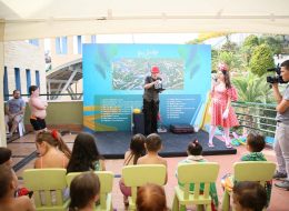 Philip Morris Aile Günü Etkinliği philip morris aile gunu etkinligi İzmir Organizasyon Philip Morris aile günü etkinliği ile Philip Morris şirketi, çalışanlarına ve ailelerine motivasyon amaçlı bir etkinlik düzenledi. İzmir Organizasyon firması olarak, Philip Morris firması ve partner organizasyon şirketimiz ile aktivite dolu, eğlenceli ve çok keyifli bir piknik organizasyonu planladık. Kuşadası Philip Morris Aile Günü Etkinliği ile ilgili haberimiz için yazımızın devamını okuyabilirsiniz. Kuşadası Adaland’da gerçekleşen piknik organizasyonu, rengarenk animasyon gösterileri, sahne etkinlikleri, çocuklar için eğitici atölye çalışmaları, nostaljik satıcılar ve müzik hizmetlerimizle yoğun ve keyifli geçti. Philip Morris firmasının çalışanlarını motive etmek, ailelerin ve şirket çalışanlarının da birbirlerini tanımaları için organize ettiği aile günü etkinliklerinde İzmir Organizasyon firması olarak bir dizi etkinlik gerçekleştirdik. Sihirbaz ve İllüzyon Gösterisi İzmir