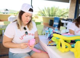 Philip Morris Aile Günü Etkinliği philip morris aile gunu etkinligi 4 İzmir Organizasyon Philip Morris aile günü etkinliği ile Philip Morris şirketi, çalışanlarına ve ailelerine motivasyon amaçlı bir etkinlik düzenledi. İzmir Organizasyon firması olarak, Philip Morris firması ve partner organizasyon şirketimiz ile aktivite dolu, eğlenceli ve çok keyifli bir piknik organizasyonu planladık. Kuşadası Philip Morris Aile Günü Etkinliği ile ilgili haberimiz için yazımızın devamını okuyabilirsiniz. Kuşadası Adaland’da gerçekleşen piknik organizasyonu, rengarenk animasyon gösterileri, sahne etkinlikleri, çocuklar için eğitici atölye çalışmaları, nostaljik satıcılar ve müzik hizmetlerimizle yoğun ve keyifli geçti. Philip Morris firmasının çalışanlarını motive etmek, ailelerin ve şirket çalışanlarının da birbirlerini tanımaları için organize ettiği aile günü etkinliklerinde İzmir Organizasyon firması olarak bir dizi etkinlik gerçekleştirdik. Sosis Balon ve Balon Katlama İzmir Organizasyon