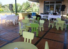 Philip Morris Aile Günü Etkinliği philip morris aile gunu etkinligi 5 İzmir Organizasyon Philip Morris aile günü etkinliği ile Philip Morris şirketi, çalışanlarına ve ailelerine motivasyon amaçlı bir etkinlik düzenledi. İzmir Organizasyon firması olarak, Philip Morris firması ve partner organizasyon şirketimiz ile aktivite dolu, eğlenceli ve çok keyifli bir piknik organizasyonu planladık. Kuşadası Philip Morris Aile Günü Etkinliği ile ilgili haberimiz için yazımızın devamını okuyabilirsiniz. Kuşadası Adaland’da gerçekleşen piknik organizasyonu, rengarenk animasyon gösterileri, sahne etkinlikleri, çocuklar için eğitici atölye çalışmaları, nostaljik satıcılar ve müzik hizmetlerimizle yoğun ve keyifli geçti. Philip Morris firmasının çalışanlarını motive etmek, ailelerin ve şirket çalışanlarının da birbirlerini tanımaları için organize ettiği aile günü etkinliklerinde İzmir Organizasyon firması olarak bir dizi etkinlik gerçekleştirdik. Çocuk Oturma Grubu Kiralama İzmir