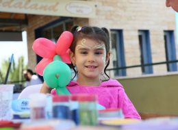 Philip Morris Aile Günü Etkinliği philip morris aile gunu etkinligi 8 İzmir Organizasyon Philip Morris aile günü etkinliği ile Philip Morris şirketi, çalışanlarına ve ailelerine motivasyon amaçlı bir etkinlik düzenledi. İzmir Organizasyon firması olarak, Philip Morris firması ve partner organizasyon şirketimiz ile aktivite dolu, eğlenceli ve çok keyifli bir piknik organizasyonu planladık. Kuşadası Philip Morris Aile Günü Etkinliği ile ilgili haberimiz için yazımızın devamını okuyabilirsiniz. Kuşadası Adaland’da gerçekleşen piknik organizasyonu, rengarenk animasyon gösterileri, sahne etkinlikleri, çocuklar için eğitici atölye çalışmaları, nostaljik satıcılar ve müzik hizmetlerimizle yoğun ve keyifli geçti. Philip Morris firmasının çalışanlarını motive etmek, ailelerin ve şirket çalışanlarının da birbirlerini tanımaları için organize ettiği aile günü etkinliklerinde İzmir Organizasyon firması olarak bir dizi etkinlik gerçekleştirdik. Animasyon Ekibi Kiralama ve Yüz Boyama