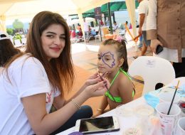 Philip Morris Aile Günü Etkinliği philip morris aile gunu etkinligi 9 İzmir Organizasyon Philip Morris aile günü etkinliği ile Philip Morris şirketi, çalışanlarına ve ailelerine motivasyon amaçlı bir etkinlik düzenledi. İzmir Organizasyon firması olarak, Philip Morris firması ve partner organizasyon şirketimiz ile aktivite dolu, eğlenceli ve çok keyifli bir piknik organizasyonu planladık. Kuşadası Philip Morris Aile Günü Etkinliği ile ilgili haberimiz için yazımızın devamını okuyabilirsiniz. Kuşadası Adaland’da gerçekleşen piknik organizasyonu, rengarenk animasyon gösterileri, sahne etkinlikleri, çocuklar için eğitici atölye çalışmaları, nostaljik satıcılar ve müzik hizmetlerimizle yoğun ve keyifli geçti. Philip Morris firmasının çalışanlarını motive etmek, ailelerin ve şirket çalışanlarının da birbirlerini tanımaları için organize ettiği aile günü etkinliklerinde İzmir Organizasyon firması olarak bir dizi etkinlik gerçekleştirdik. İzmir Yüz Boyama