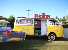 Photobus Kiralama photobus kiralama 1 İzmir Organizasyon Photobus kiralama hizmetiyle organizasyonlarınıza renk katmaya ne dersiniz? Düğün organizasyonu, piknik organizasyonu ve aile günü etkinlikleri, doğum günü organizasyonu, kurumsal organizasyonlar, şirket içi eğlence organizasyonları, özel parti etkinlikleri ve daha pek çok organizasyonda yer verebileceğiniz photobus ile farklı temalar ve konseptleri sizlerle buluşturuyoruz. Vintage temalı, sonbahar konseptli ya da yaza yakışan rengarenk materyallerle fotoğraflarınıza eğlence katıyoruz. Çekilen fotoğraflarınızı istediğiniz sayıda çoğaltıyor ve sizlere unutulmayacak hatıralar bırakıyoruz. Gösterişli gözlükler, komik şapkalar, peruklar ve farklı aksesuarlarla sizleri eğlenceli hallere sokuyoruz. Belirttiğimiz aksesuarlar dışında temaya uygun materyallerle farklı çalışmalar ortaya çıkarıyoruz. Çekildiğiniz fotoğrafları dakikalar sonrasında size istediğiniz sayıda hazırlıyor ve teslim ediyoruz. Organizasyonlarınızın temasına göre fotoğraf kartlarında kullanacağımız baskı tasarımlarını özel olarak hazırlıyor ve kurumsal kimliğinizi yansıtan logolarınıza fotoğraf kartlarının uygun noktasında yer veriyoruz. 15 yılı aşkın organizasyon deneyimi ve %100 müşteri memnuniyeti ilkesiyle sektörün öncü firmalarından biri olmayı başaran İzmir Organizasyon şirketimize ulaşarak photobus kiralama hizmeti hakkında bilgi alabilirsiniz. Photobus Kiralama