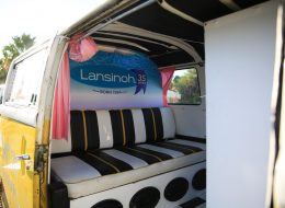 Photobus Kiralama photobus kiralama 2 İzmir Organizasyon Photobus kiralama hizmetiyle organizasyonlarınıza renk katmaya ne dersiniz? Düğün organizasyonu, piknik organizasyonu ve aile günü etkinlikleri, doğum günü organizasyonu, kurumsal organizasyonlar, şirket içi eğlence organizasyonları, özel parti etkinlikleri ve daha pek çok organizasyonda yer verebileceğiniz photobus ile farklı temalar ve konseptleri sizlerle buluşturuyoruz. Vintage temalı, sonbahar konseptli ya da yaza yakışan rengarenk materyallerle fotoğraflarınıza eğlence katıyoruz. Çekilen fotoğraflarınızı istediğiniz sayıda çoğaltıyor ve sizlere unutulmayacak hatıralar bırakıyoruz. Gösterişli gözlükler, komik şapkalar, peruklar ve farklı aksesuarlarla sizleri eğlenceli hallere sokuyoruz. Belirttiğimiz aksesuarlar dışında temaya uygun materyallerle farklı çalışmalar ortaya çıkarıyoruz. Çekildiğiniz fotoğrafları dakikalar sonrasında size istediğiniz sayıda hazırlıyor ve teslim ediyoruz. Organizasyonlarınızın temasına göre fotoğraf kartlarında kullanacağımız baskı tasarımlarını özel olarak hazırlıyor ve kurumsal kimliğinizi yansıtan logolarınıza fotoğraf kartlarının uygun noktasında yer veriyoruz. 15 yılı aşkın organizasyon deneyimi ve %100 müşteri memnuniyeti ilkesiyle sektörün öncü firmalarından biri olmayı başaran İzmir Organizasyon şirketimize ulaşarak photobus kiralama hizmeti hakkında bilgi alabilirsiniz. Photoboot Kiralama