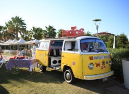 Photobus Kiralama photobus kiralama 5 İzmir Organizasyon Photobus kiralama hizmetiyle organizasyonlarınıza renk katmaya ne dersiniz? Düğün organizasyonu, piknik organizasyonu ve aile günü etkinlikleri, doğum günü organizasyonu, kurumsal organizasyonlar, şirket içi eğlence organizasyonları, özel parti etkinlikleri ve daha pek çok organizasyonda yer verebileceğiniz photobus ile farklı temalar ve konseptleri sizlerle buluşturuyoruz. Vintage temalı, sonbahar konseptli ya da yaza yakışan rengarenk materyallerle fotoğraflarınıza eğlence katıyoruz. Çekilen fotoğraflarınızı istediğiniz sayıda çoğaltıyor ve sizlere unutulmayacak hatıralar bırakıyoruz. Gösterişli gözlükler, komik şapkalar, peruklar ve farklı aksesuarlarla sizleri eğlenceli hallere sokuyoruz. Belirttiğimiz aksesuarlar dışında temaya uygun materyallerle farklı çalışmalar ortaya çıkarıyoruz. Çekildiğiniz fotoğrafları dakikalar sonrasında size istediğiniz sayıda hazırlıyor ve teslim ediyoruz. Organizasyonlarınızın temasına göre fotoğraf kartlarında kullanacağımız baskı tasarımlarını özel olarak hazırlıyor ve kurumsal kimliğinizi yansıtan logolarınıza fotoğraf kartlarının uygun noktasında yer veriyoruz. 15 yılı aşkın organizasyon deneyimi ve %100 müşteri memnuniyeti ilkesiyle sektörün öncü firmalarından biri olmayı başaran İzmir Organizasyon şirketimize ulaşarak photobus kiralama hizmeti hakkında bilgi alabilirsiniz. İzmir Photo Boot Kiralama