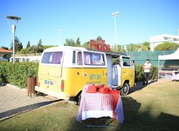 Photobus Kiralama photobus kiralama 7 İzmir Organizasyon Photobus kiralama hizmetiyle organizasyonlarınıza renk katmaya ne dersiniz? Düğün organizasyonu, piknik organizasyonu ve aile günü etkinlikleri, doğum günü organizasyonu, kurumsal organizasyonlar, şirket içi eğlence organizasyonları, özel parti etkinlikleri ve daha pek çok organizasyonda yer verebileceğiniz photobus ile farklı temalar ve konseptleri sizlerle buluşturuyoruz. Vintage temalı, sonbahar konseptli ya da yaza yakışan rengarenk materyallerle fotoğraflarınıza eğlence katıyoruz. Çekilen fotoğraflarınızı istediğiniz sayıda çoğaltıyor ve sizlere unutulmayacak hatıralar bırakıyoruz. Gösterişli gözlükler, komik şapkalar, peruklar ve farklı aksesuarlarla sizleri eğlenceli hallere sokuyoruz. Belirttiğimiz aksesuarlar dışında temaya uygun materyallerle farklı çalışmalar ortaya çıkarıyoruz. Çekildiğiniz fotoğrafları dakikalar sonrasında size istediğiniz sayıda hazırlıyor ve teslim ediyoruz. Organizasyonlarınızın temasına göre fotoğraf kartlarında kullanacağımız baskı tasarımlarını özel olarak hazırlıyor ve kurumsal kimliğinizi yansıtan logolarınıza fotoğraf kartlarının uygun noktasında yer veriyoruz. 15 yılı aşkın organizasyon deneyimi ve %100 müşteri memnuniyeti ilkesiyle sektörün öncü firmalarından biri olmayı başaran İzmir Organizasyon şirketimize ulaşarak photobus kiralama hizmeti hakkında bilgi alabilirsiniz. İzmir Photobus Kiralama